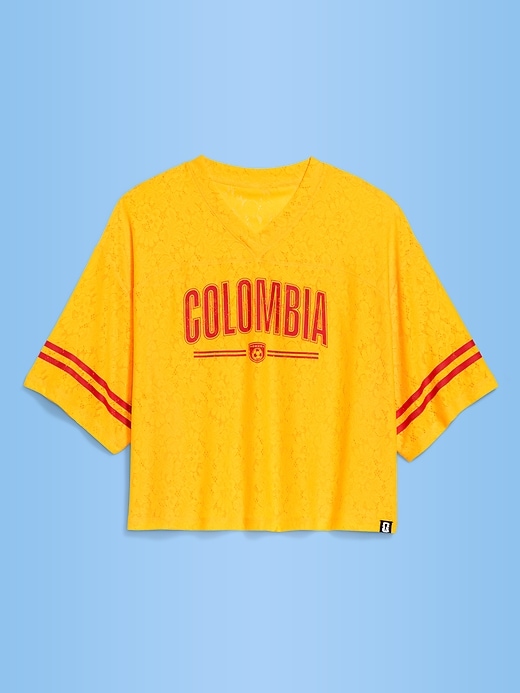 L'image numéro 1 présente T-shirt droit à encolure en V à dentelle Coupe du monde de la FIFA 26™, Colombie pour femme