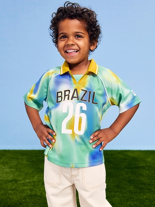 L'image numéro 1 présente T-shirt à col en jersey Coupe du monde de la FIFA 26™, Brésil unisexe pour tout-petit