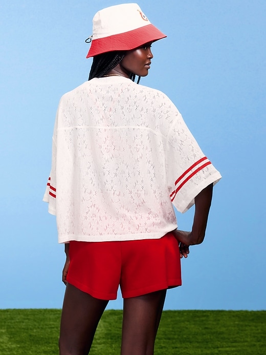 L'image numéro 2 présente T-shirt droit à encolure en V à dentelle Coupe du monde de la FIFA 26™, Angleterre pour femme