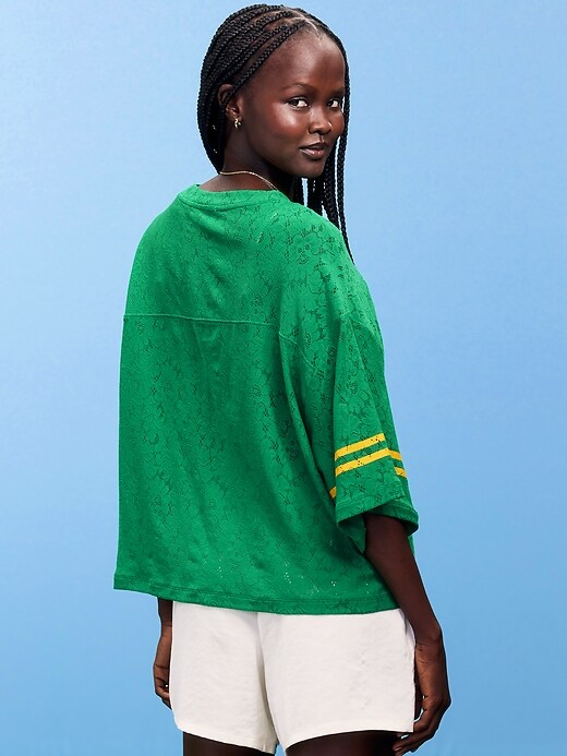 L'image numéro 2 présente T-shirt droit à encolure en V à dentelle Coupe du monde de la FIFA 26™, Brésil pour femme