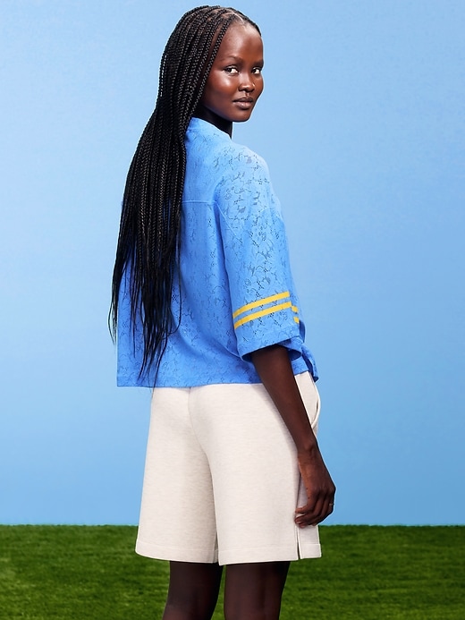 L'image numéro 2 présente T-shirt droit à encolure en V à dentelle Coupe du monde de la FIFA 26™, Argentine pour femme