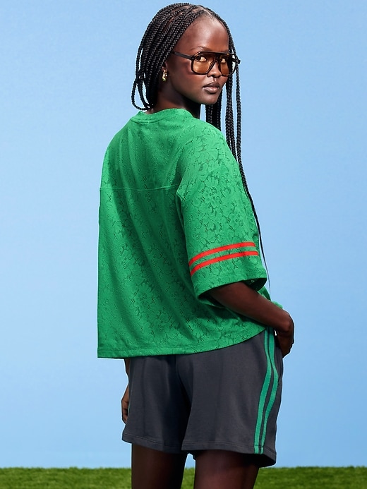 L'image numéro 2 présente T-shirt droit à encolure en V à dentelle Coupe du monde de la FIFA 26™, Mexique pour femme
