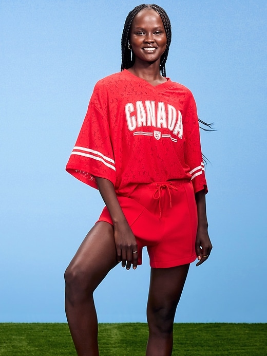 L'image numéro 1 présente T-shirt droit à encolure en V à dentelle Coupe du monde de la FIFA 26™, Canada pour femme