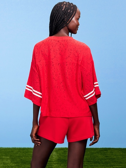 L'image numéro 2 présente T-shirt droit à encolure en V à dentelle Coupe du monde de la FIFA 26™, Canada pour femme