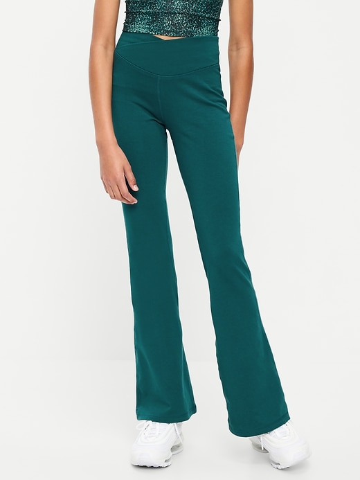 L'image numéro 1 présente Legging PowerChill jambe évasée à taille haute croisée pour fille