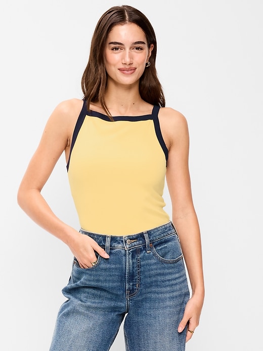 L'image numéro 1 présente Camisole ajustée à encolure tablier