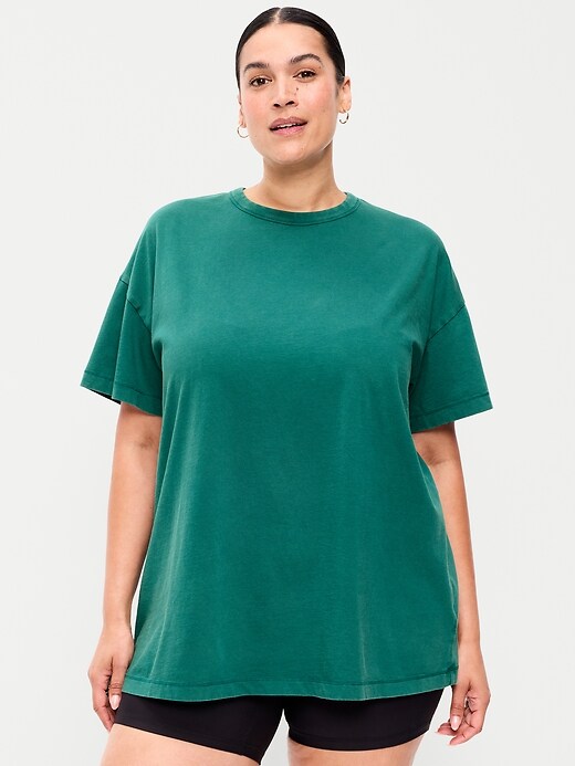 L'image numéro 7 présente T-shirt long passe-partout surdimensionné