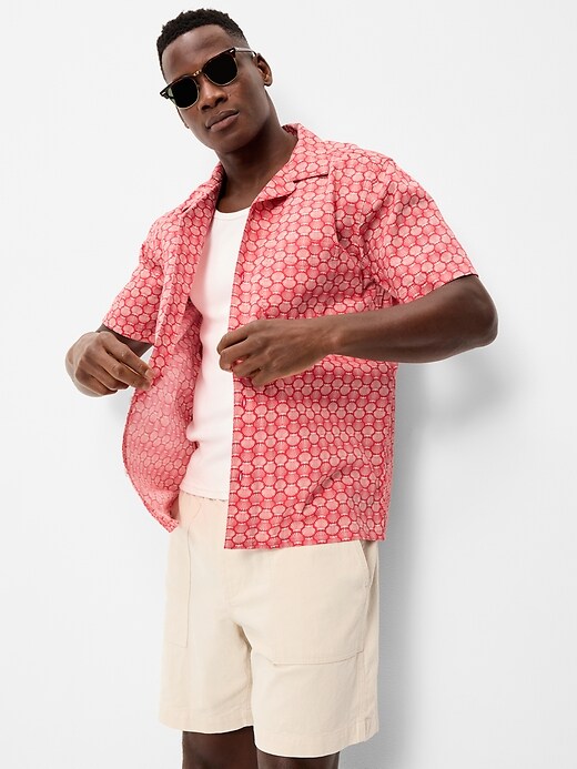 L'image numéro 3 présente Chemise de vacances à manches courtes