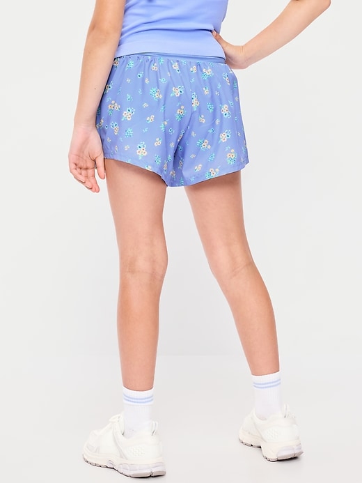 L'image numéro 2 présente Short StretchTech Performance à taille haute pour fille
