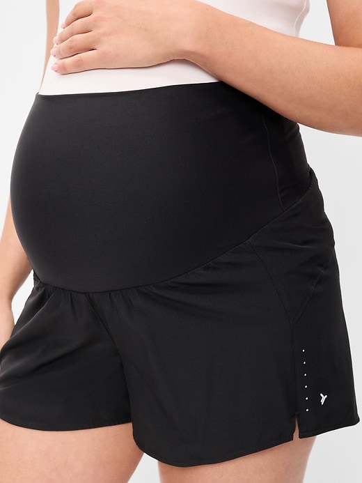 L'image numéro 5 présente Short de course de maternité StretchTech à taille rabattable, entrejambe de 7,5 cm