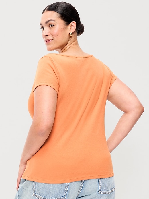 L'image numéro 7 présente T-shirt ajusté à encolure bateau