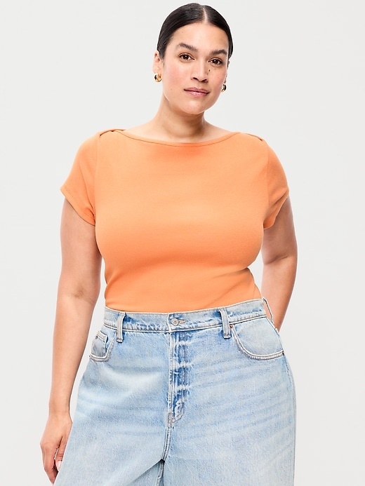 L'image numéro 6 présente T-shirt ajusté à encolure bateau