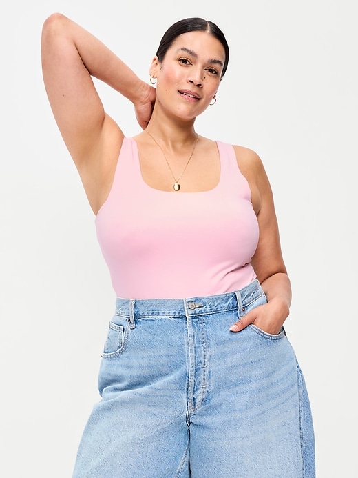 L'image numéro 7 présente Camisole à encolure dégagée en tissu sculptant double épaisseur