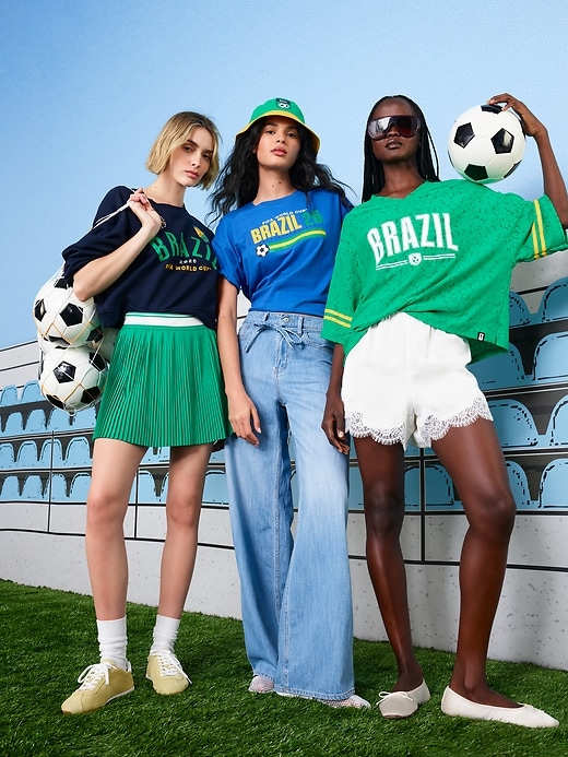 L'image numéro 3 présente T-shirt droit à encolure en V à dentelle Coupe du monde de la FIFA 26™, Brésil pour femme