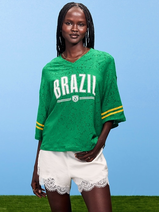 L'image numéro 1 présente T-shirt droit à encolure en V à dentelle Coupe du monde de la FIFA 26™, Brésil pour femme