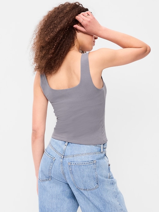 L'image numéro 2 présente Camisole à encolure dégagée en tissu sculptant double épaisseur