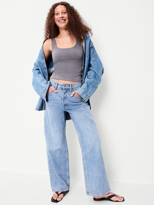 L'image numéro 3 présente Camisole à encolure dégagée en tissu sculptant double épaisseur