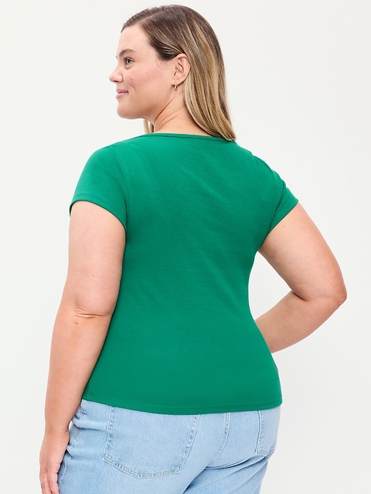 L'image numéro 7 présente T-shirt ajusté à encolure bateau