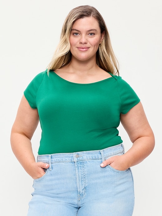 L'image numéro 6 présente T-shirt ajusté à encolure bateau