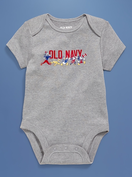 L'image numéro 1 présente Cache-couche à manches courtes à imprimé de drapeau et logo Old Navy x Disney © pour bébé