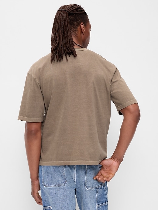 L'image numéro 2 présente T-shirt court en tissu épais teint en plongée