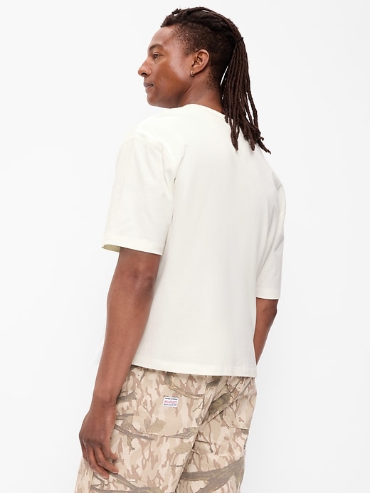 L'image numéro 2 présente T-shirt court en tissu épais teint en plongée