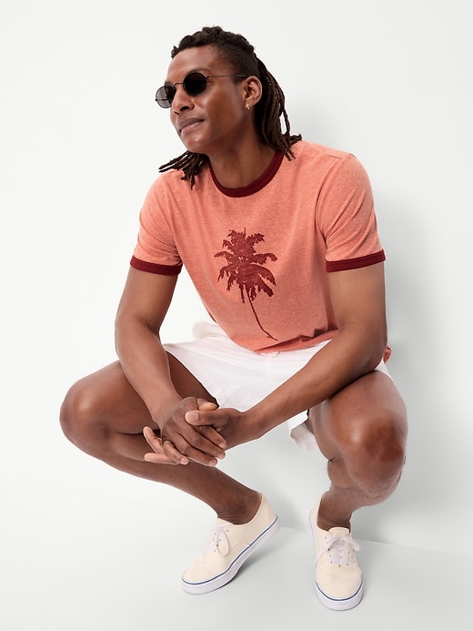 L'image numéro 3 présente T-shirt à bords contrastants et à imprimé