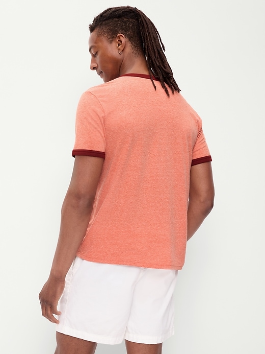 L'image numéro 2 présente T-shirt à bords contrastants et à imprimé