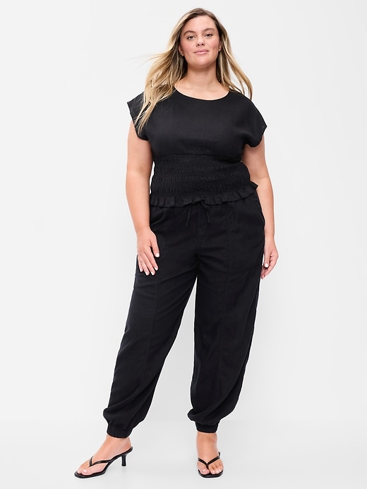 L'image numéro 1 présente Pantalon à taille mi-basse et cheville cintrée en mélange de lin