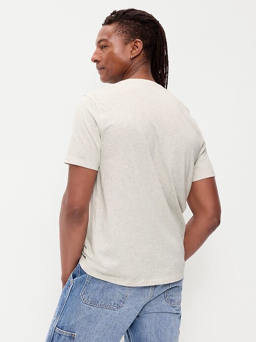 L'image numéro 2 présente T-shirt henley