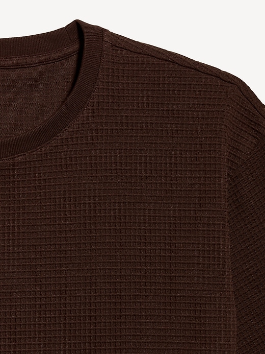 L'image numéro 4 présente T-shirt décontracté en tissu gaufré texturé à manches courtes