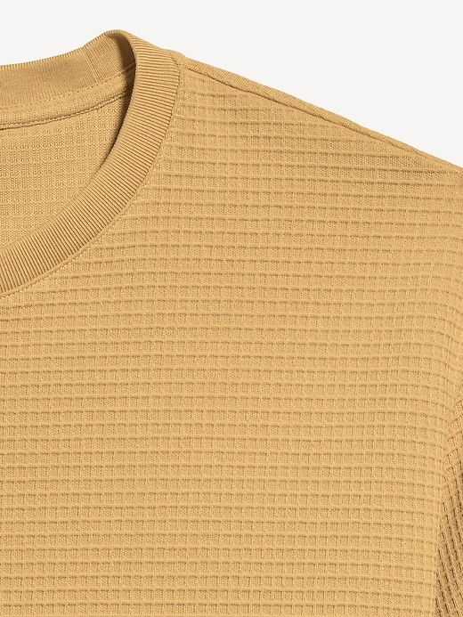 L'image numéro 4 présente T-shirt décontracté en tissu gaufré texturé à manches courtes