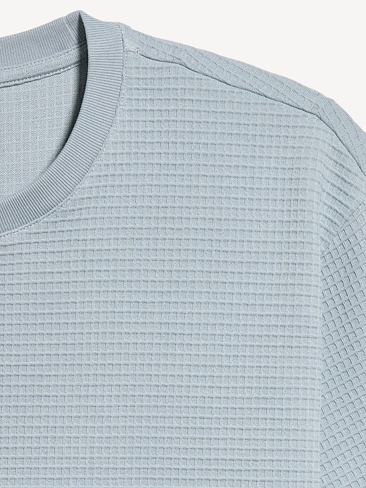 L'image numéro 4 présente T-shirt décontracté en tissu gaufré texturé à manches courtes