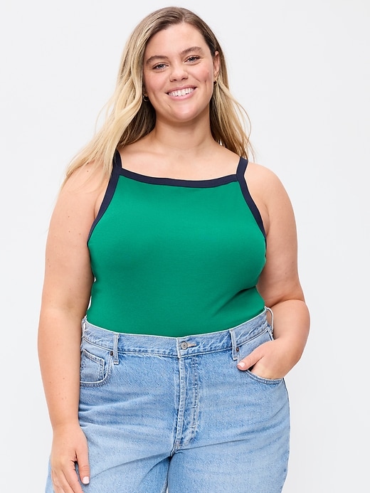 L'image numéro 6 présente Camisole ajustée à encolure tablier