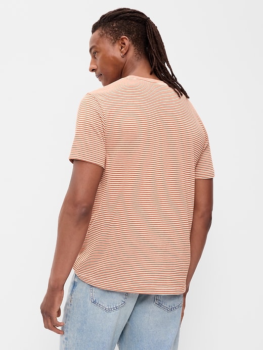 L'image numéro 2 présente T-shirt ras du cou à rayures