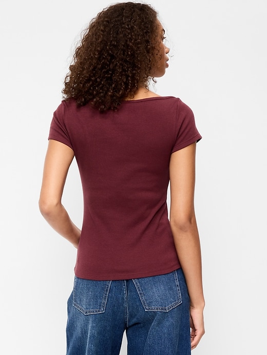 L'image numéro 2 présente T-shirt ajusté à encolure bateau