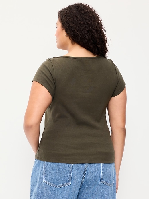 L'image numéro 7 présente T-shirt ajusté à encolure bateau