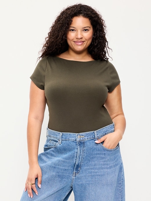 L'image numéro 6 présente T-shirt ajusté à encolure bateau