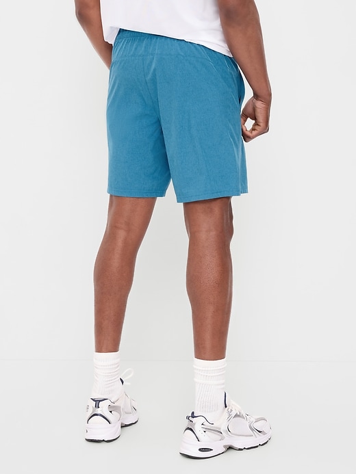 L'image numéro 2 présente Short d’entraînement tissé essentiel, entrejambe de 18 cm