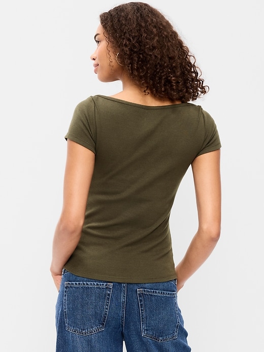 L'image numéro 2 présente T-shirt ajusté à encolure bateau
