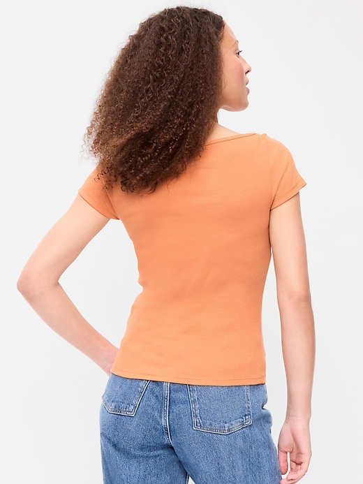 L'image numéro 2 présente T-shirt ajusté à encolure bateau