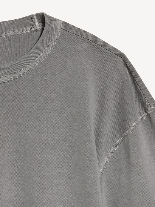 L'image numéro 4 présente T-shirt court en tissu épais teint en plongée