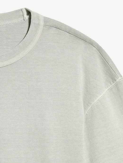 L'image numéro 4 présente T-shirt court en tissu épais teint en plongée