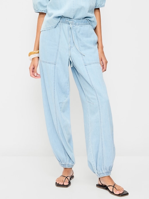 L'image numéro 2 présente Sarouel utilitaire en denim à taille mi-basse élastique