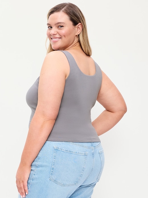 L'image numéro 6 présente Camisole à encolure dégagée en tissu sculptant double épaisseur