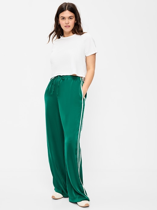 L'image numéro 6 présente Pantalon d’entraînement à taille haute en satin