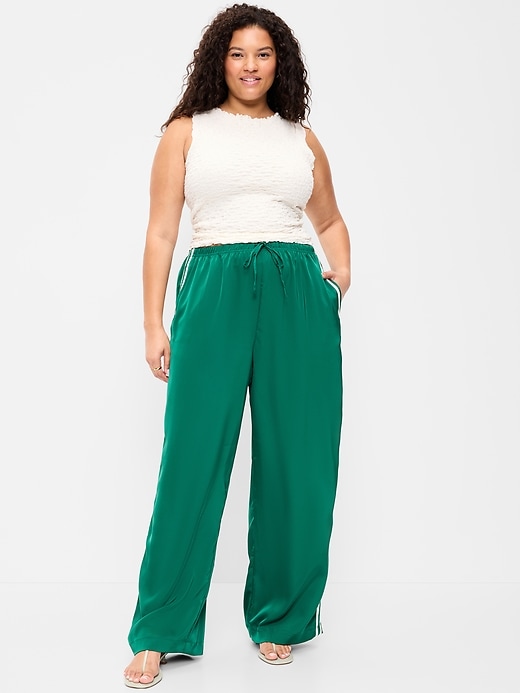 L'image numéro 8 présente Pantalon d’entraînement à taille haute en satin