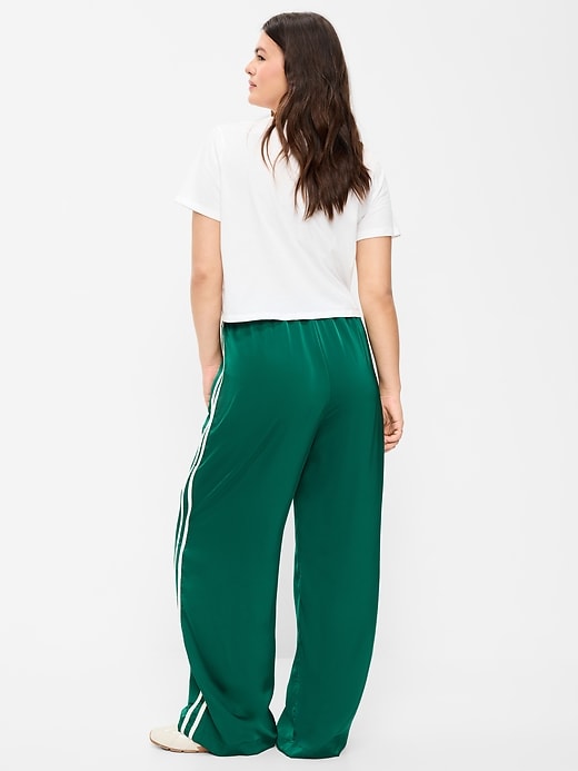 L'image numéro 7 présente Pantalon d’entraînement à taille haute en satin