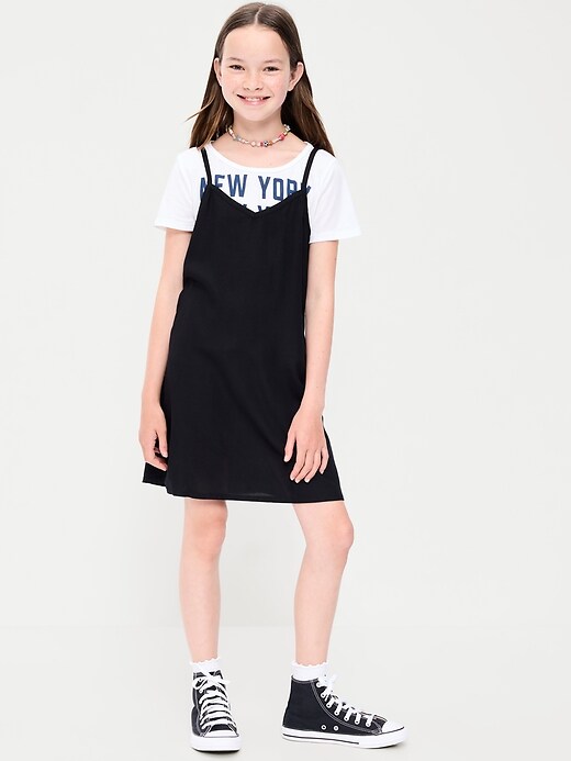 L'image numéro 1 présente Ensemble de robe et t-shirt à manches courtes à imprimé pour fille