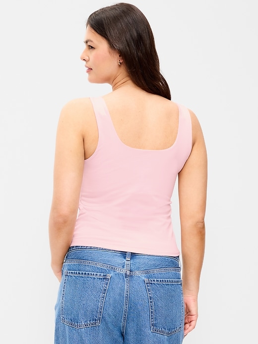 L'image numéro 6 présente Camisole à encolure dégagée en tissu sculptant double épaisseur